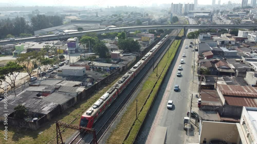 Visão aérea do tráfego de veículos e da passagem de trem no bairro de Bras Cubas na cidade de Mogi das Cruzes, SP, Brasil Visão aérea do tráfego de veículos e da passagem de trem no bairro de Bras Cubas na cidade de Mogi das Cruzes, SP, Brasil