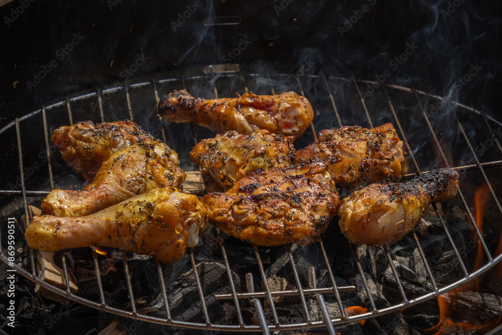 morceaux de poulet, en cuisson, sur un barbecue morceaux de poulet, en cuisson, sur un barbecue
