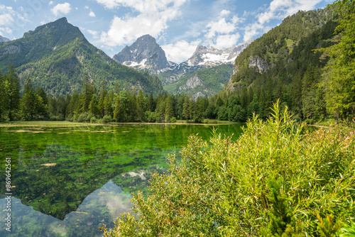 Schiederweiher, Hinterstoder, Österreich - Blick vom Seerand  auf die schneebedeckten Alpen