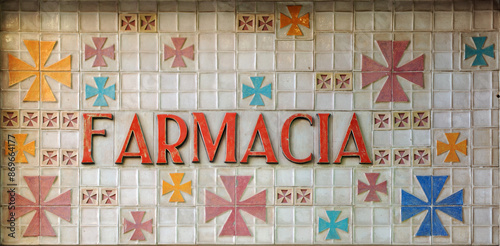 Rótulo de farmacia en azulejos de relieve. Azulejos publicitarios