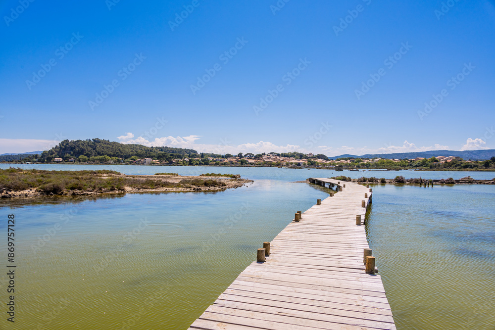 Fototapeta premium Promenade des pontons dans la Saline de Peyriac-de-Mer