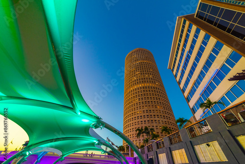 Obraz na płótnie Tampa Riverwalk under a blue sky at sunset w salonie