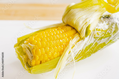 レンチンして皮を剥ぐとうもろこし photo