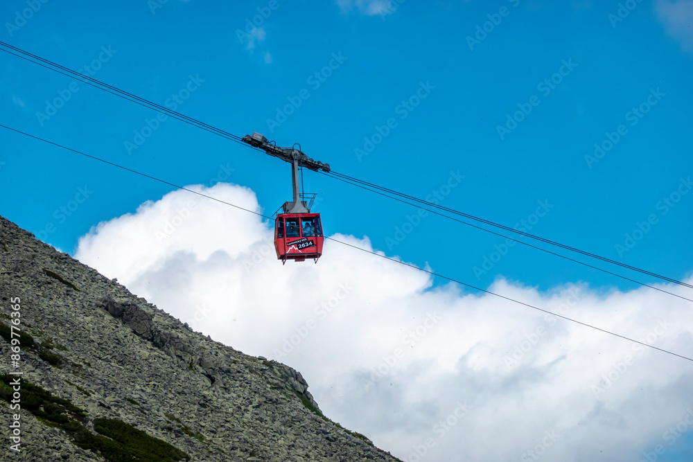 Obraz premium Alpine cable car with tourists heading to Lomnicky štít Slovakia