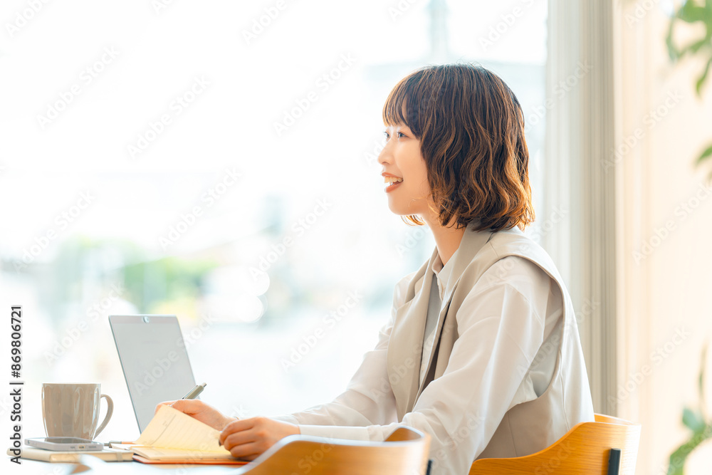 デスクワークをする若い日本人ビジネスウーマン デスクワークをする若い日本人ビジネスウーマン