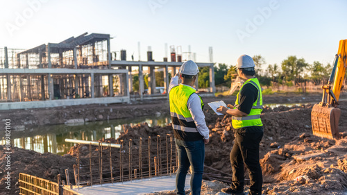 Fotografía Two Architect man discussing about the building plan and see how the constructio