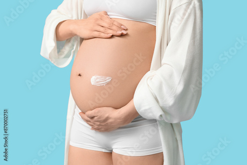 Young pregnant woman applyi...