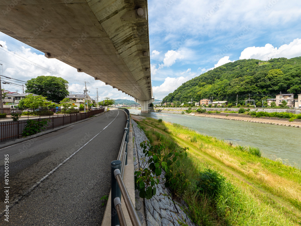Naklejka premium 堤防から見上げる新猪名川大橋と猪名川沿いの景色