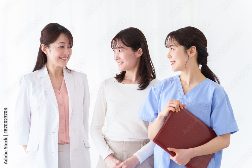 患者に寄り添う医師と看護師 患者に寄り添う医師と看護師