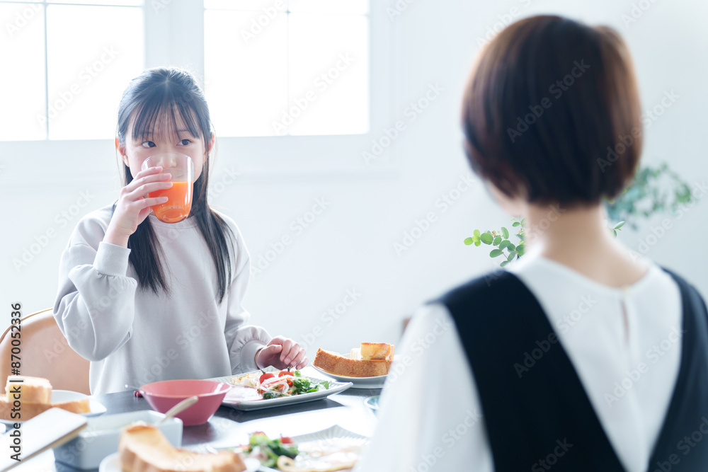 朝食を食べる親子 女の子とお母さん 朝食を食べる親子 女の子とお母さん
