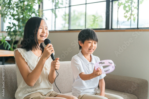 家でカラオケを楽しむ子供達（家庭用カラオケ・おうちカラオケ） 