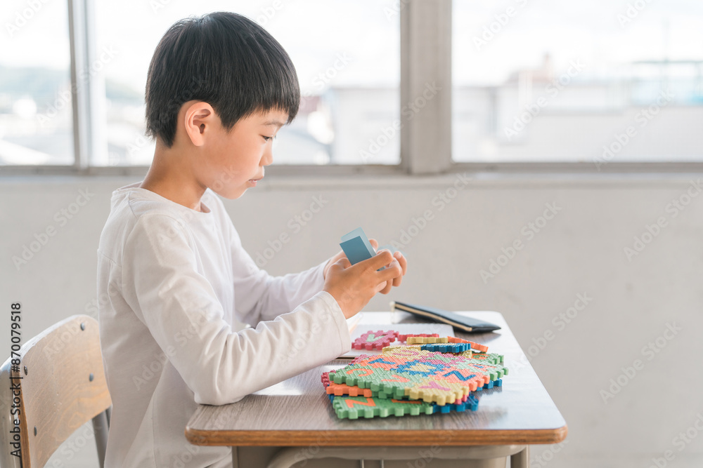 アルファベットのおもちゃで英語・英単語を覚える小学生低学年の男の子(知育)
アルファベットのおもちゃで英語・英単語を覚える小学生低学年の男の子(知育)