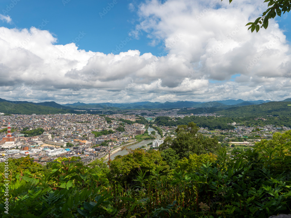 夏の青空と川沿いに広がる街の風景 夏の青空と川沿いに広がる街の風景