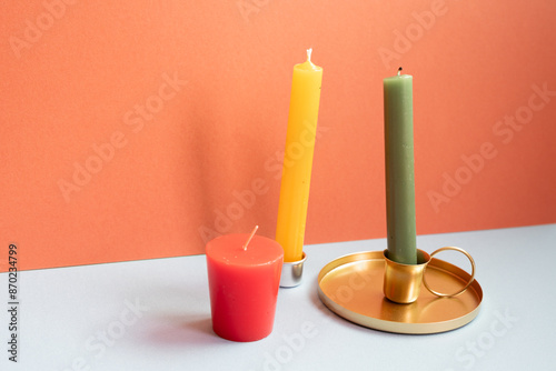 Obraz na płótnie Candle on gray table. red wall background w salonie