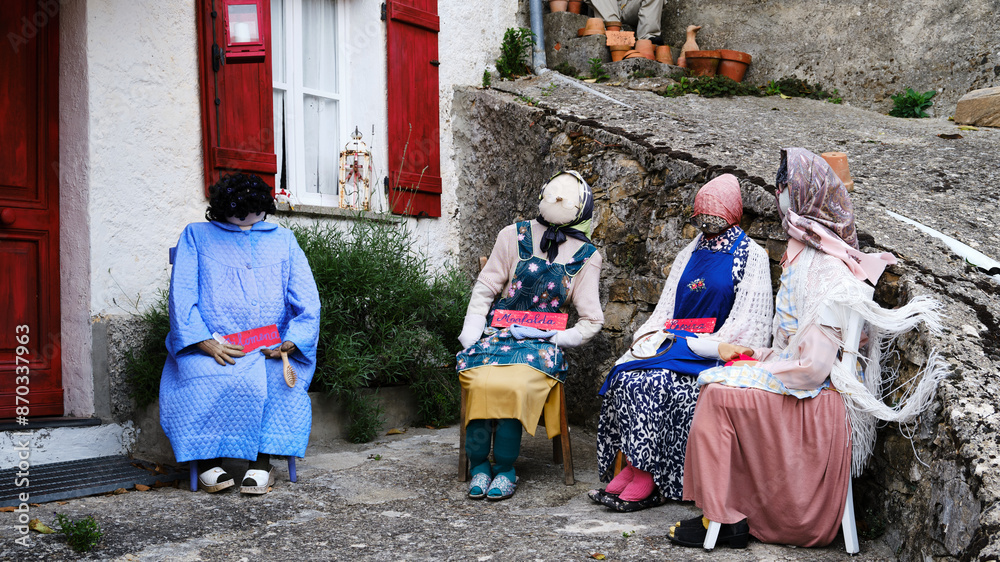 Foto scattata nel centro storico di Vendersi in Val Borbera. Il borgo famoso per gli spaventapasseri e per i campi di lavanda.