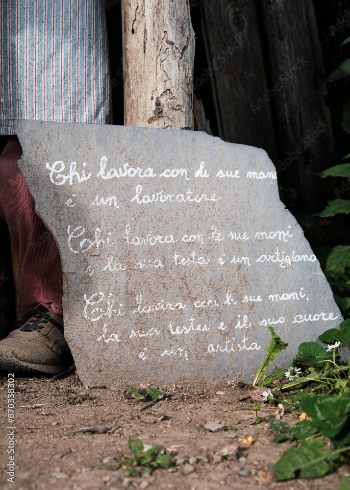 Foto scattata a Vendersi in Val Borbera ad una stele in ardesia.