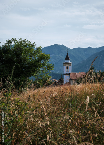 Obraz na płótnie Foto scattata alla chiesa di Vendersi. Il borgo in Val Borbera famoso per gli spaventapasseri e per i campi di lavanda. w salonie