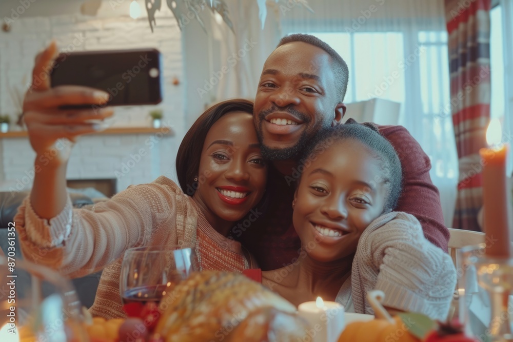 Obraz premium Happy black family having fun on Thanksgiving while taking selfie in dining room.
