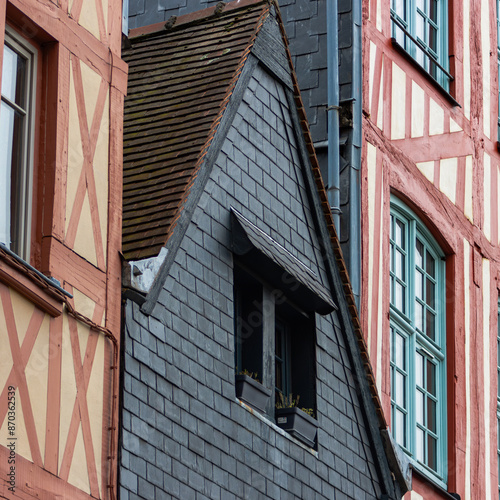 Façades de maisons à colombages colorées avec toiture en ardoise