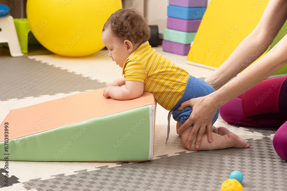 Φωτογραφία Infant physical therapy session with specialist in rehab center