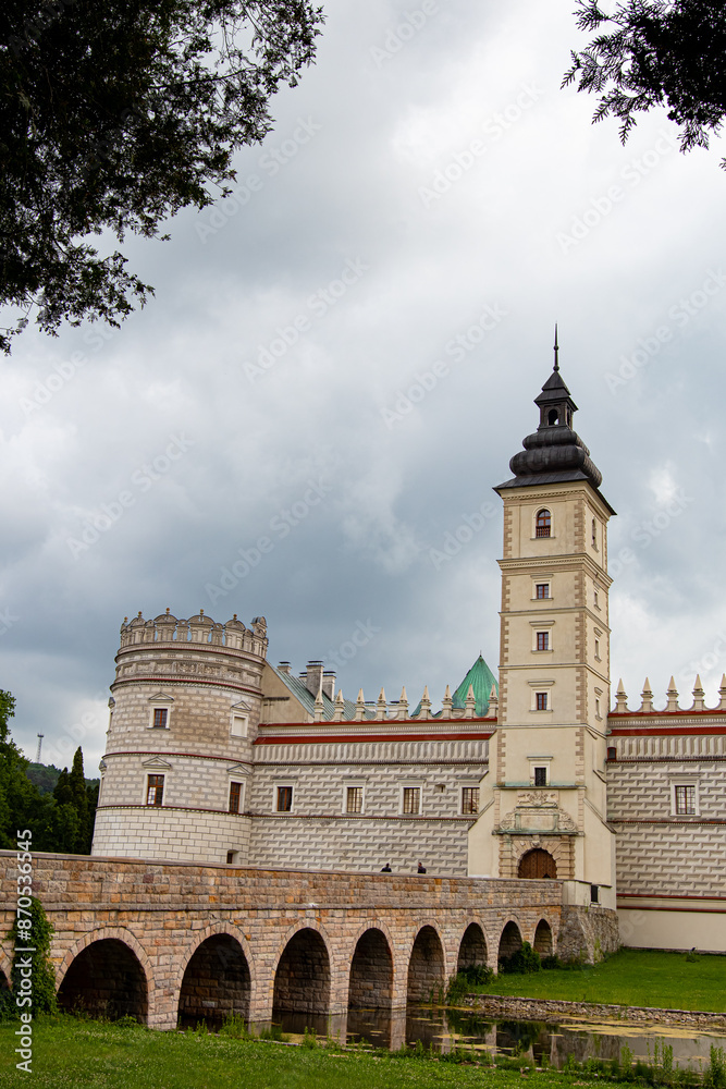 Położony na trakcie Przemyśl-Sanok, w pobliżu przeprawy przez San, zamek w Krasiczynie należy do najpiękniejszych pomników polskiego renesansu Położony na trakcie Przemyśl-Sanok, w pobliżu przeprawy przez San, zamek w Krasiczynie należy do najpiękniejszych pomników polskiego renesansu