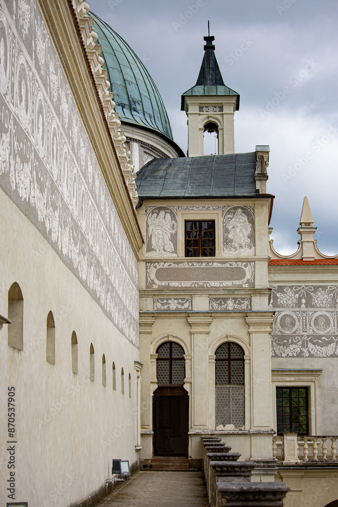 Fototapeta premium Położony na trakcie Przemyśl-Sanok, w pobliżu przeprawy przez San, zamek w Krasiczynie należy do najpiękniejszych pomników polskiego renesansu