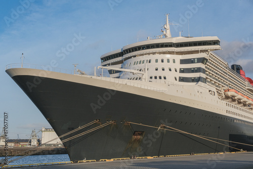 Foto Legendary luxury ocean liner Queen Mary 2 cruiseship cruise ship at Steinwerder