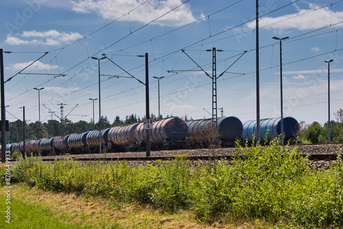 Güterwagen auf der Schiene zur Abholung photo