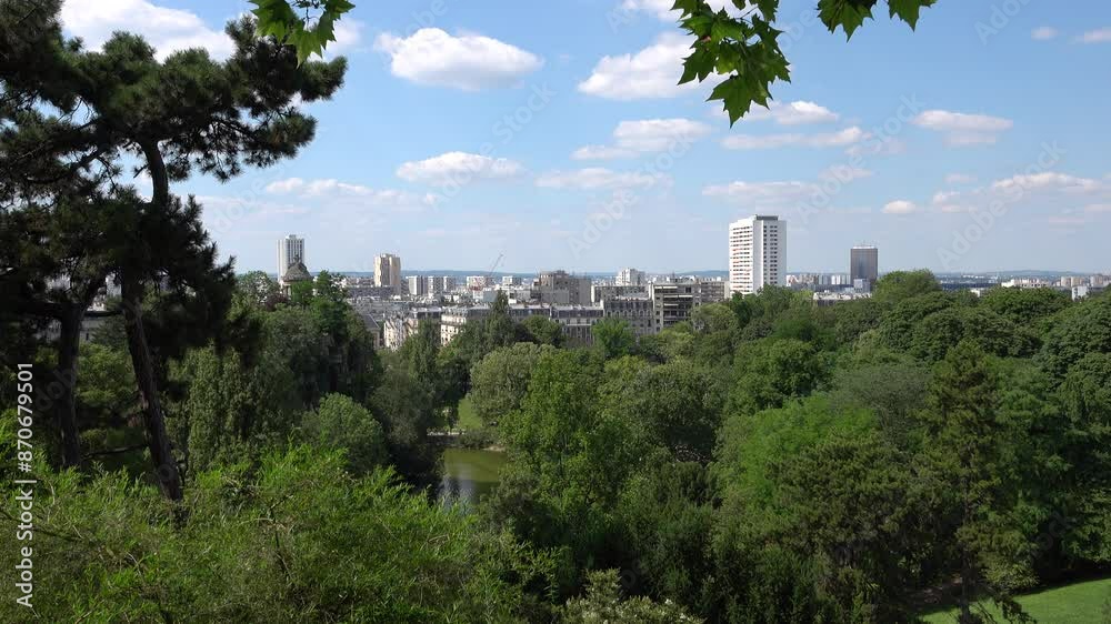 Vue en hauteur sur un parc et paysage urbain à Paris Vue en hauteur sur un parc et paysage urbain à Paris