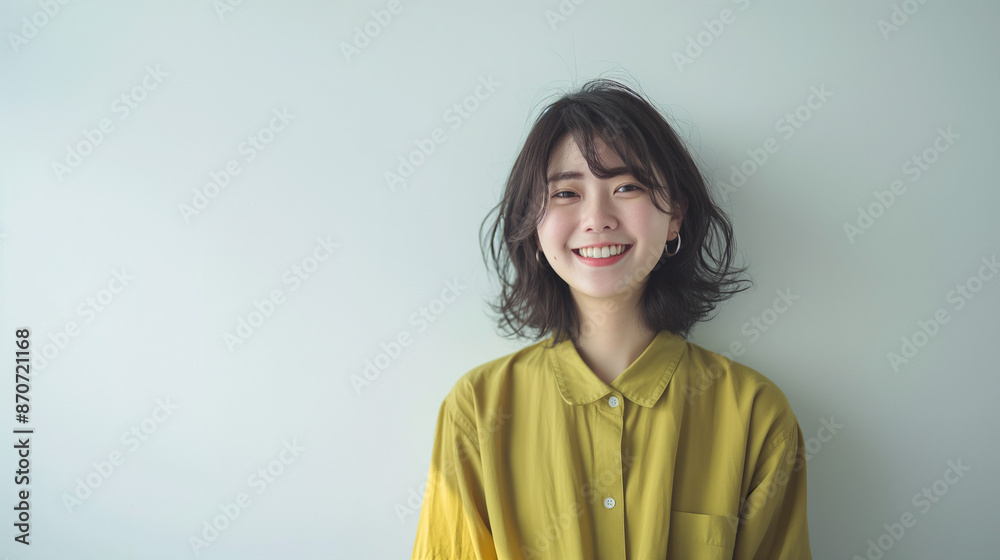 ふわふわのヘアスタイルでナチュラルビューティーな色白の女性のポートレート ふわふわのヘアスタイルでナチュラルビューティーな色白の女性のポートレート