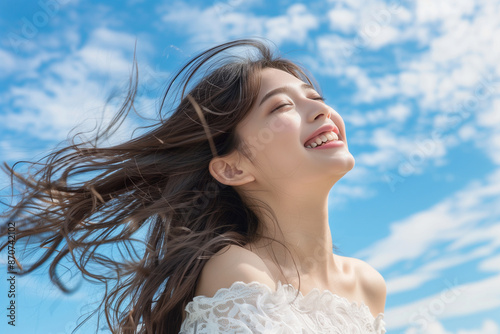 青空の下でリラックスする女性 photo