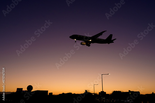 夕空と飛行機　福岡空港