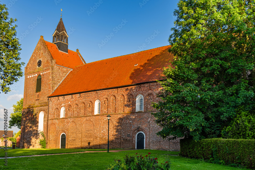 Die evangelisch-reformierte Eilsumer Kirche im ostfriesischen Ort Eilsum, Krummhörn, Ostfriesland, Deutschland Die evangelisch-reformierte Eilsumer Kirche im ostfriesischen Ort Eilsum, Krummhörn, Ostfriesland, Deutschland