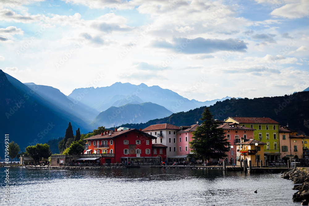Naklejka premium Torbole, Garda, Jezioro Garda ,Włochy, Góry, Wypoczynek, Widok, Krajobraz, Relaks, Trydent,