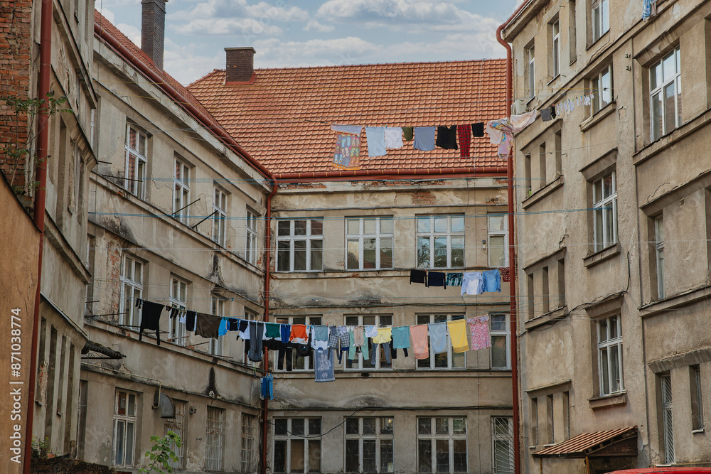 Obraz premium Courtyard of an old house with laundry drying on a line