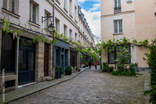 une petite rue pavée dans le centre d eParis en France photo