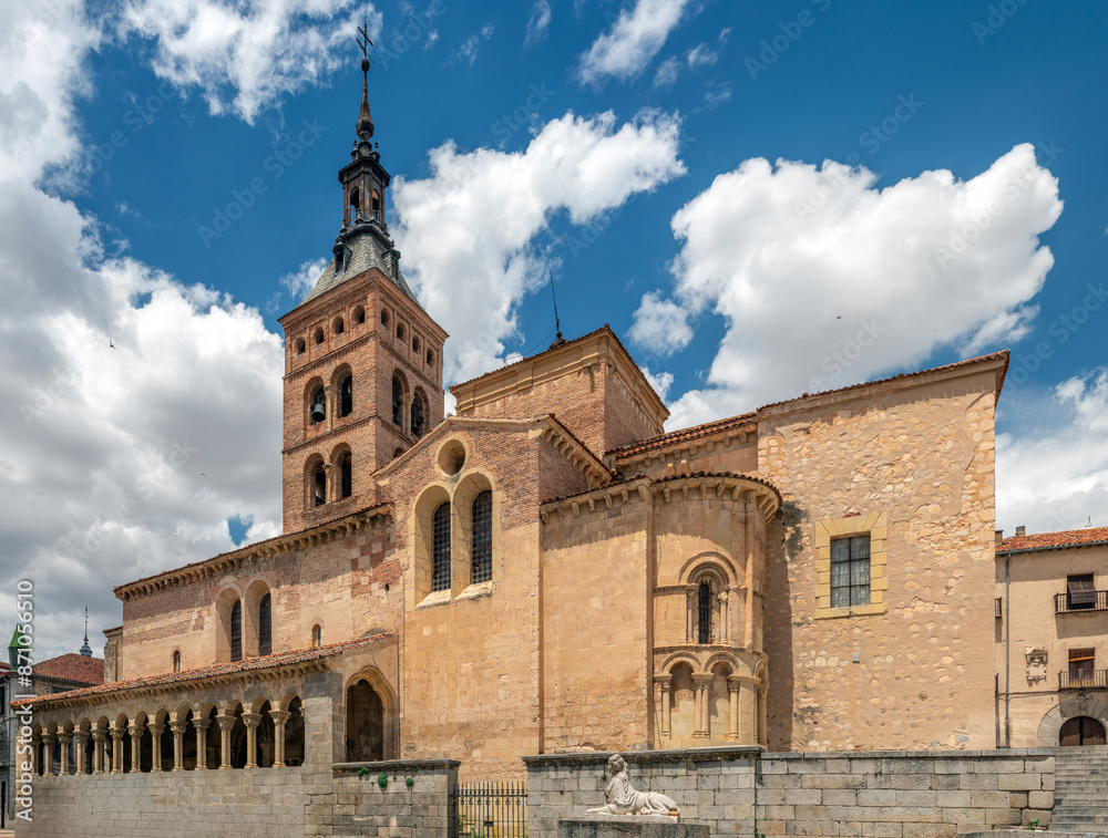 Obraz premium Romanesque Saint Martin Church in Segovia, Spain on a Sunny Day