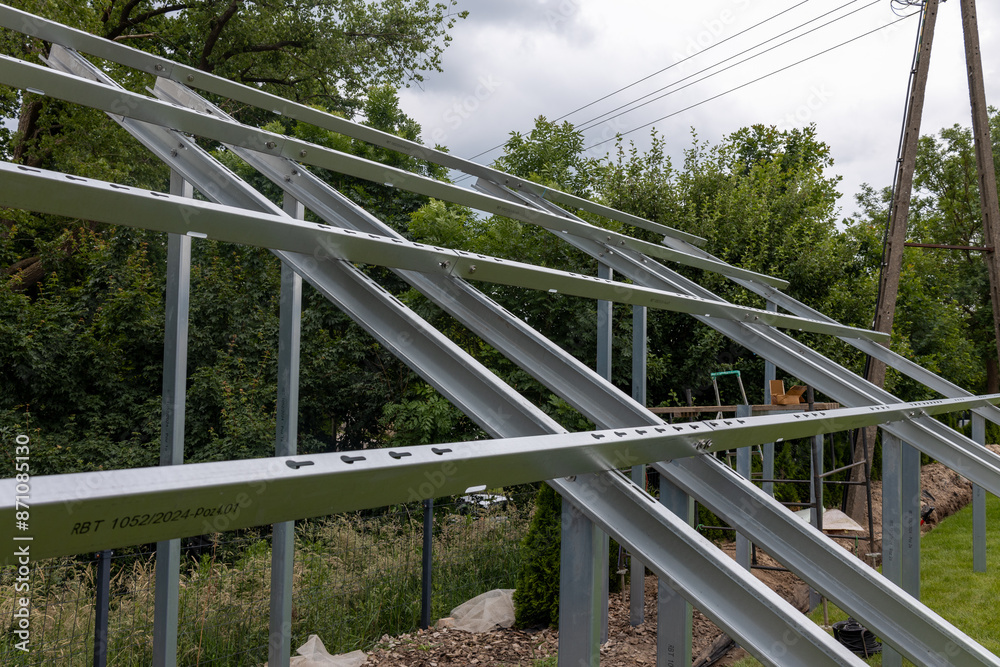 Φωτογραφία Konstrukcja naziemna instalacja fotowoltaiczna, odnawialne źródła energii, energia ze słońca, panele