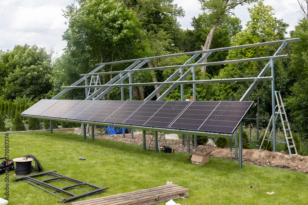 Konstrukcja naziemna instalacja fotowoltaiczna, odnawialne źródła energii, energia ze słońca, panele.