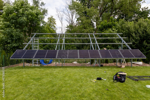 Konstrukcja naziemna instalacja fotowoltaiczna, odnawialne źródła energii, energia ze słońca, panele.