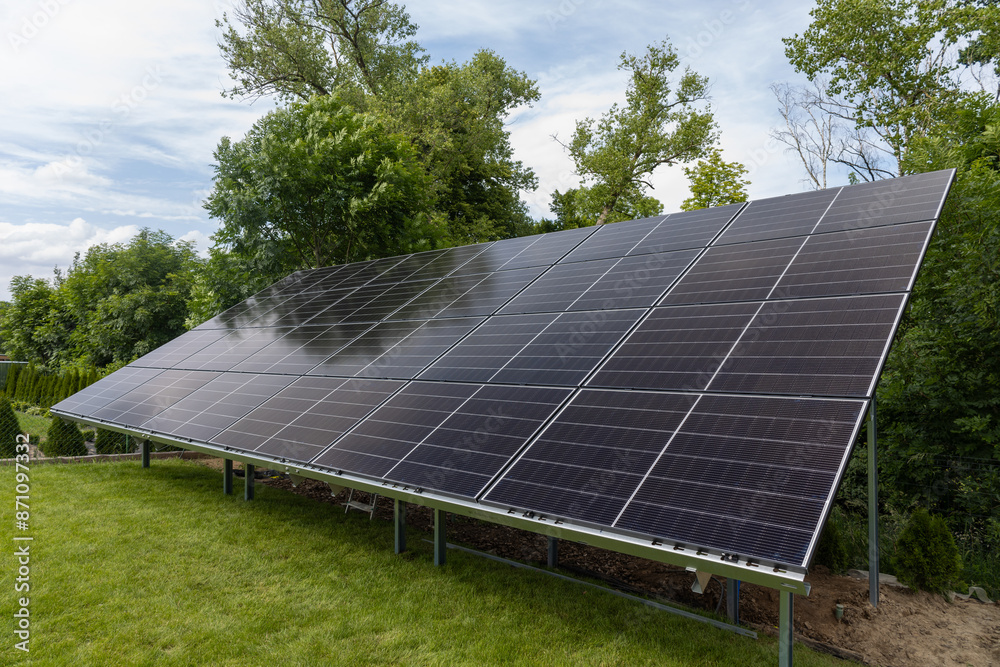 Konstrukcja naziemna instalacja fotowoltaiczna, odnawialne źródła energii, energia ze słońca, panele. Konstrukcja naziemna instalacja fotowoltaiczna, odnawialne źródła energii, energia ze słońca, panele.