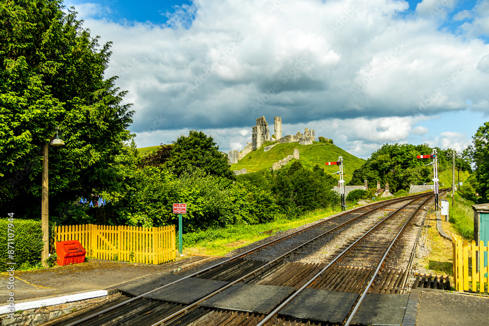 Fototapeta premium Unterwegs in der wunderschönen Landschaft von Dorset zum Corfe Castle und der Swanage Railway - Vereinigtes Königreich