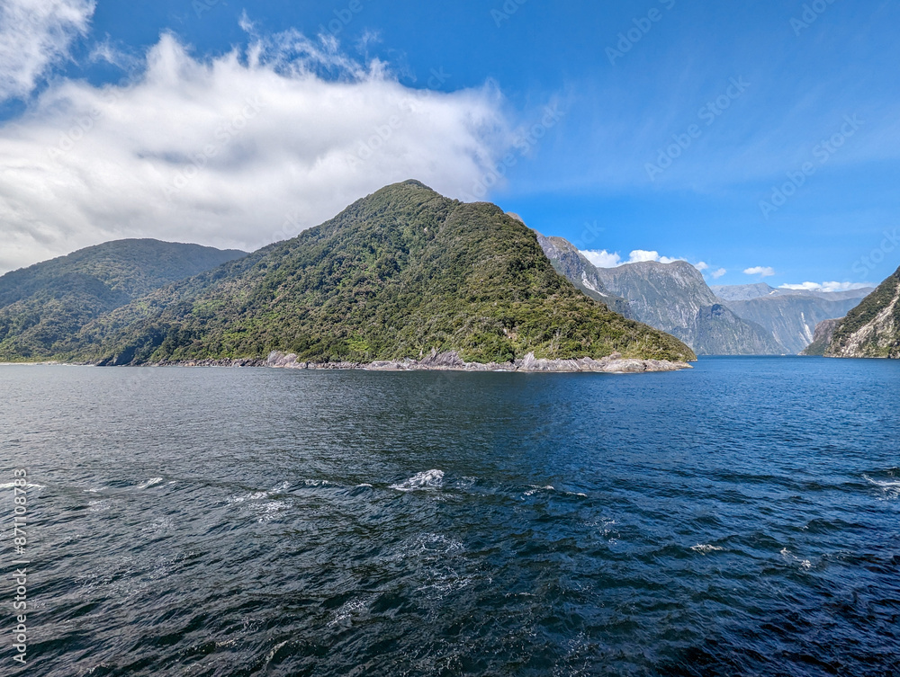 Fototapeta premium Beautiful mountain in the Doubtful Sound