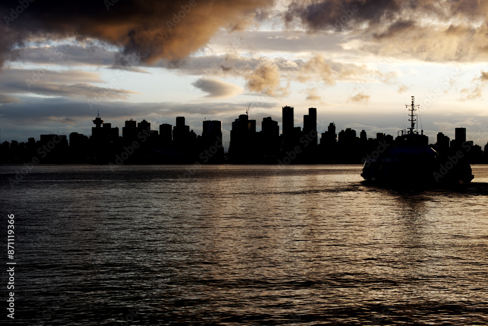 Naklejka premium Vancouver - dramatic view from North Vancouver - dusk
