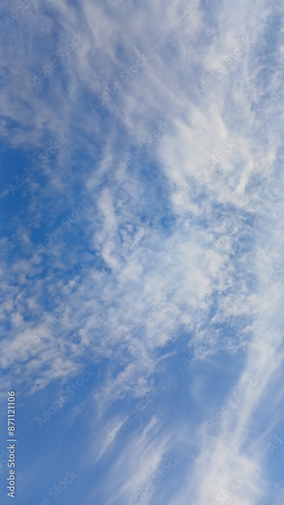 Fototapeta premium Blue sky with white sparse clouds