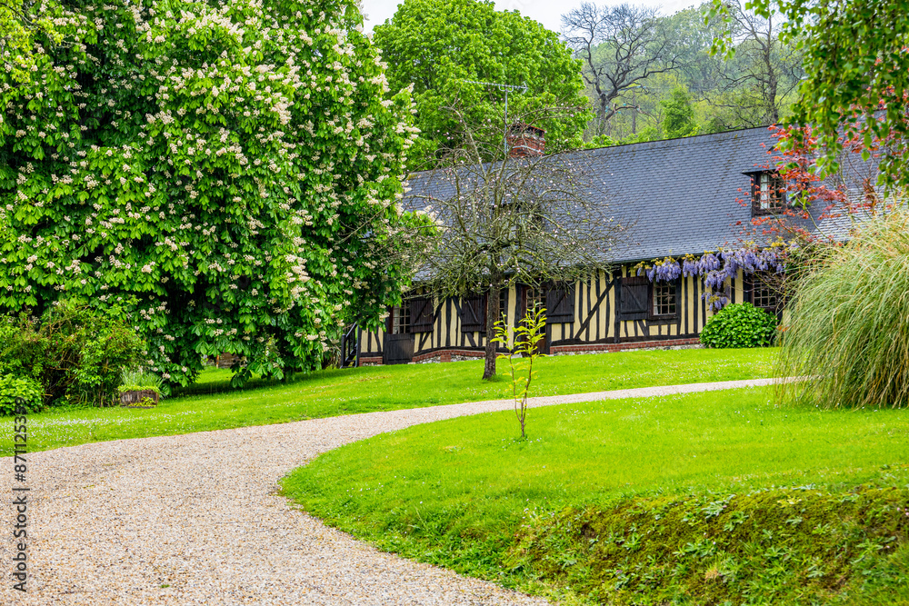Maison à pans de bois  dans le village de Marais-Vernier