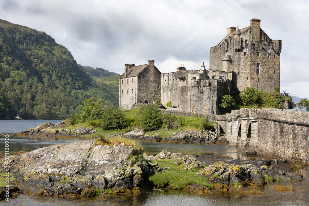 Fototapeta premium Eilean Donan Castle Overlooking Loch Duich, Scotland