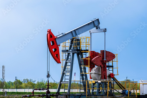 Schilderij op canvas Oil drilling derrick pumps oil from ground