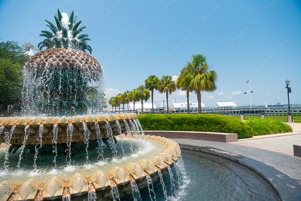 Obraz premium Waterfront fountain in the historical district of Charleston, SC.