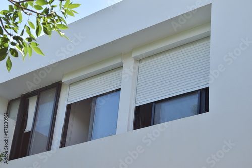 ventana con persiana de aluminio blanca